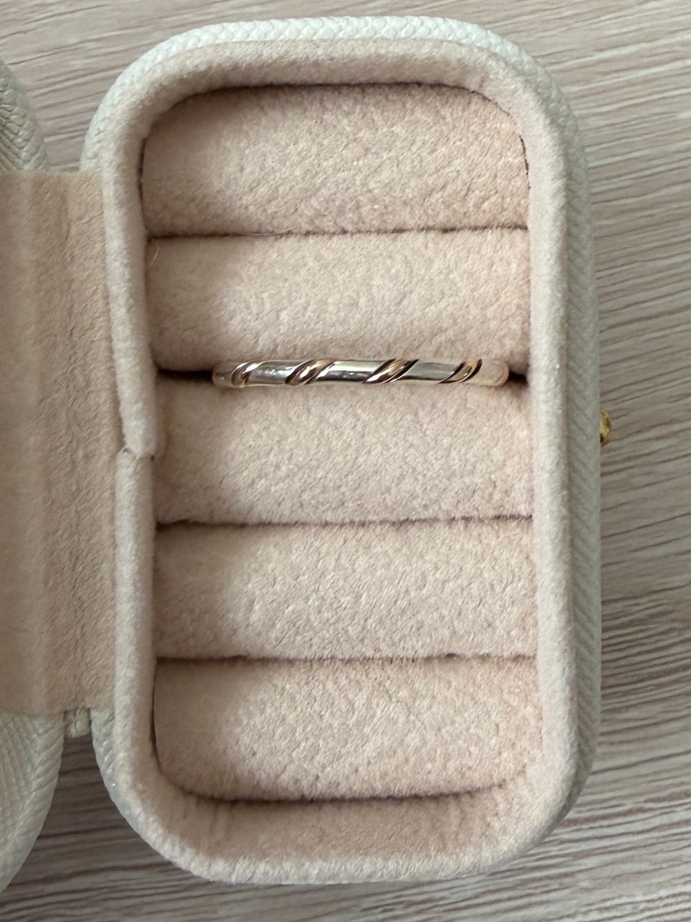 Two-tone twisted ring - Picture 2 of 3